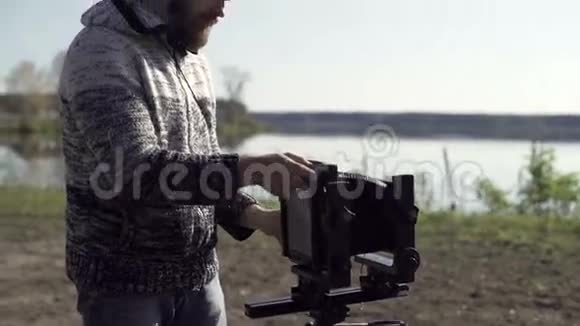 在湖边的特写镜头旁安装复古相机视频的预览图