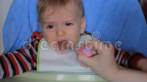 宝宝用勺子喂视频的预览图