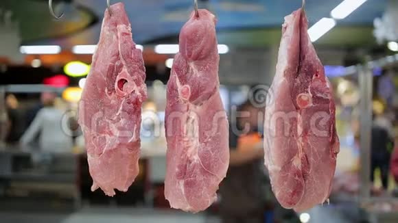 商店柜台上的肉肉类市场农贸市场视频的预览图