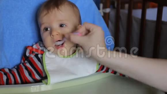 宝宝用勺子喂视频的预览图