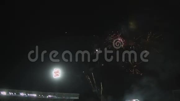 体育场上空的烟火视频的预览图