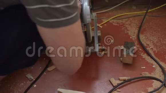 工人用圆锯锯板用电锯修理房子视频的预览图