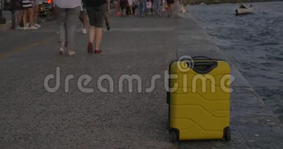 在希腊塞萨洛尼基市的海上海岸车轮上的手提箱视频的预览图