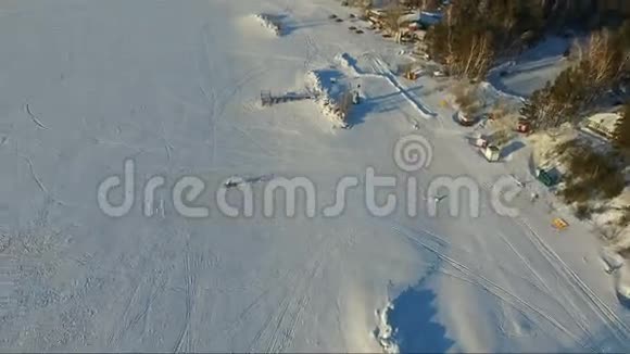 雪地摩托骑在冰冻的海面上视频的预览图