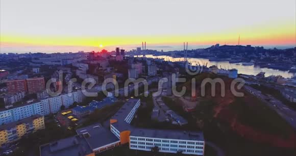 在美丽的夕阳下鸟瞰海参崴金角港俄罗斯视频的预览图