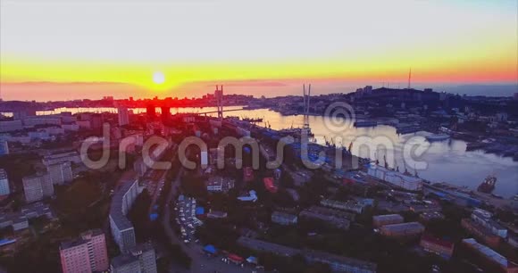 在美丽的夕阳下鸟瞰海参崴金角港俄罗斯视频的预览图