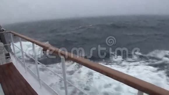 在北冰洋波浪背景下甲板游艇视频的预览图
