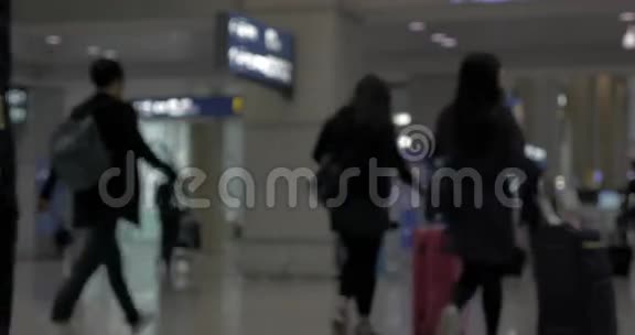 机场候机楼的机组人员和乘客视频的预览图