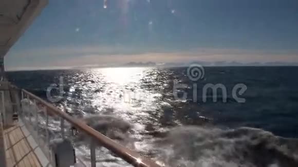 雪山上的浪花从船上看视频的预览图