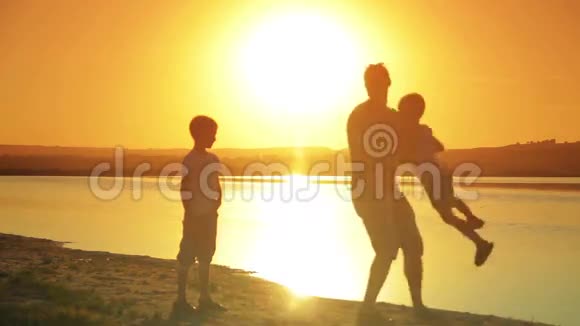 快乐的年轻家庭在海滩上嬉戏视频的预览图