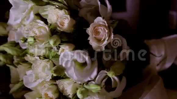 新娘花束躺在桌子上视频的预览图