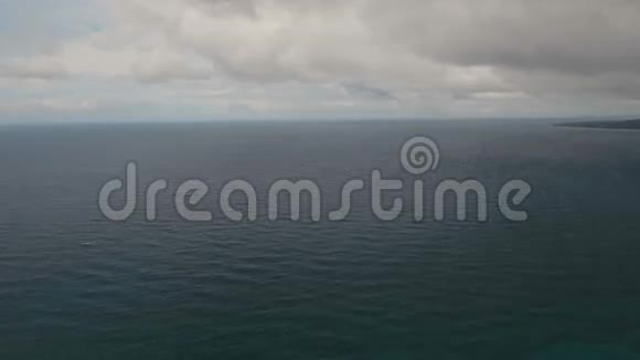 暴风雨天气的水面鸟瞰图菲律宾长滩岛视频的预览图
