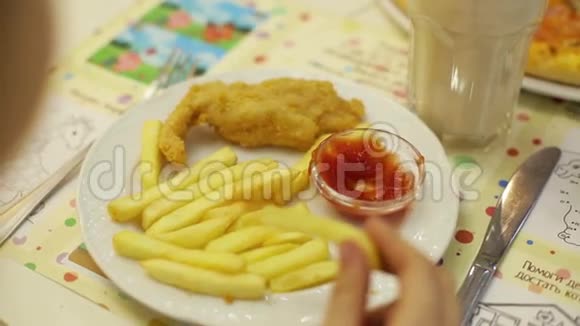 小孩用手吃薯条视频的预览图