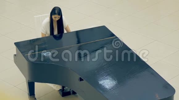 弹钢琴的女孩的画像4K视频的预览图