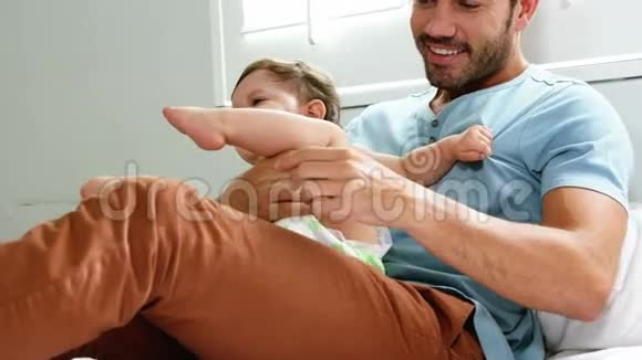一个婴儿在他父亲的怀里哭泣视频的预览图