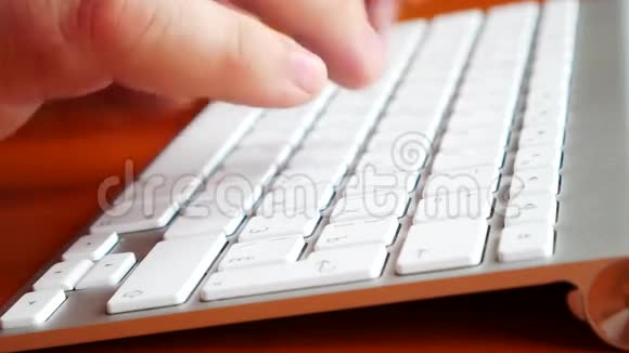 4计算机键盘上输入一些文字的K型特写视图视频的预览图