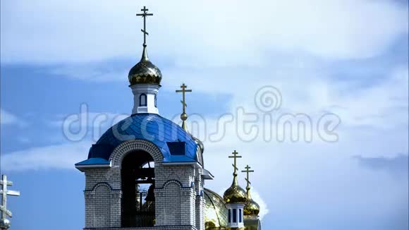 教堂有金色的圆顶背景是漂浮的云彩和蓝天时光流逝视频的预览图