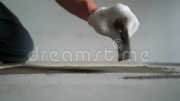 安装瓷砖测量和切割碎片视频的预览图