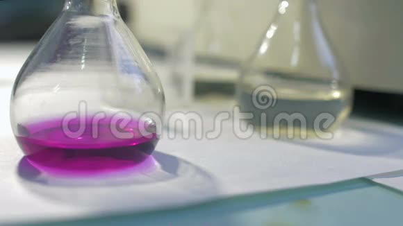化验师将液体倒入实验室视频的预览图