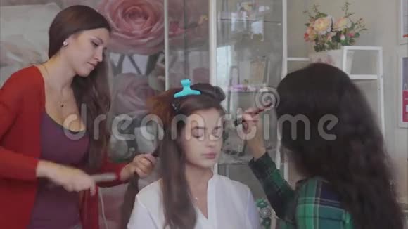 美容师和化妆师在模特形象方面工作视频的预览图
