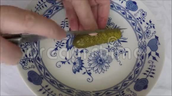 盘子里有腌黄瓜视频的预览图