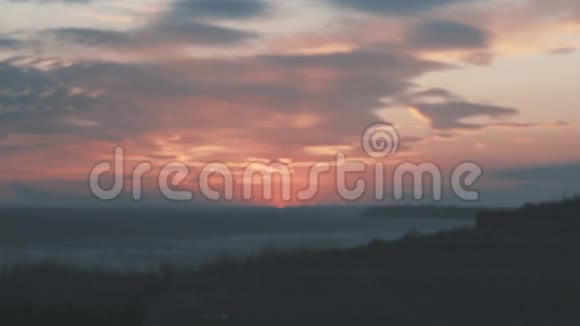 日落时美丽的吻在凉爽的天气靠近海边的悬崖慢动作视频的预览图