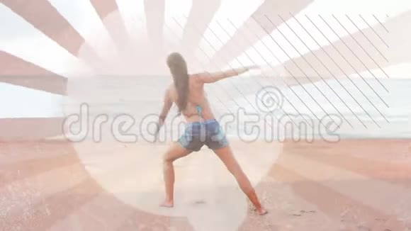 在海滩做瑜伽的女人视频的预览图