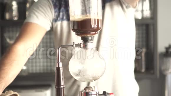 咖啡师制作香椿咖啡香椿咖啡是酿造第三代美洲人的新方法视频的预览图