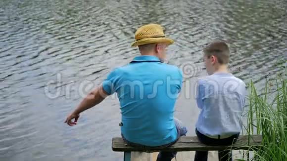 父子两人在河边捕鱼视频的预览图