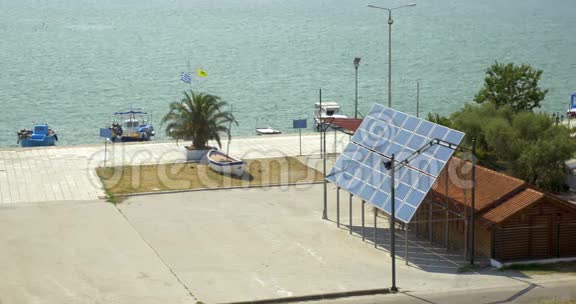 太阳能电池板固定在房子旁边背景是平静的大海视频的预览图