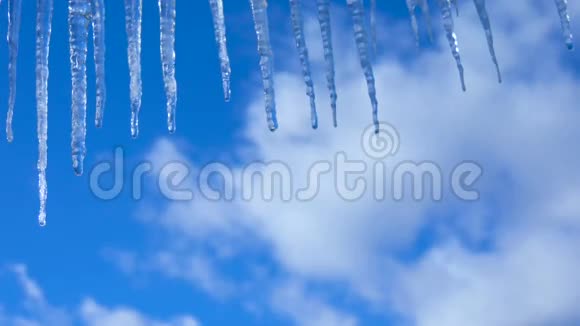蓝天背景下的冰柱视频的预览图