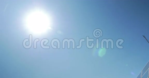 在蓝天上看到了明亮的太阳然后看到了太阳能电池板视频的预览图