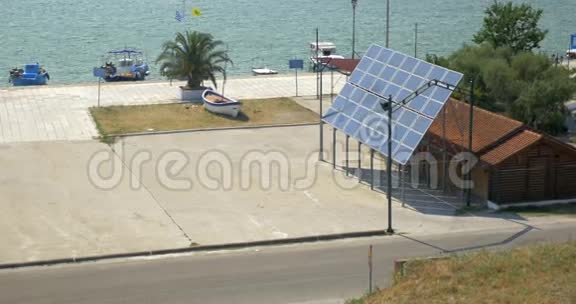 希腊比雷埃夫斯海船码头太阳能电池板俯视图视频的预览图