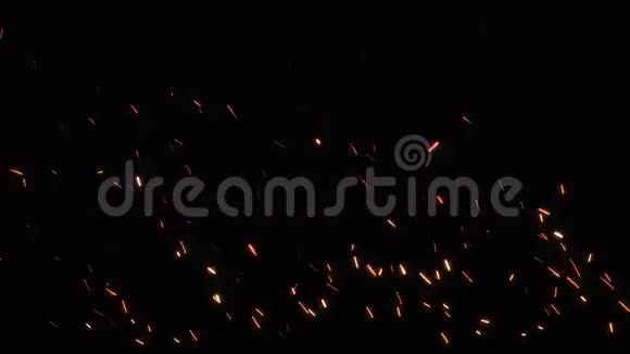 篝火产生的火花越过黑色背景循环视频的预览图