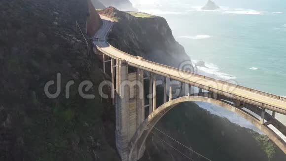 美国加州太平洋海岸高速公路大苏比克斯比大桥的鸟瞰镜头视频的预览图