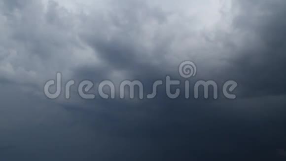 在风暴云的头顶上奔跑视频的预览图