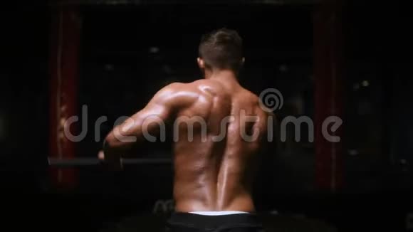 运动型肌肉型健身男子用铁锤敲击车轮轮胎健身男子健美视频的预览图