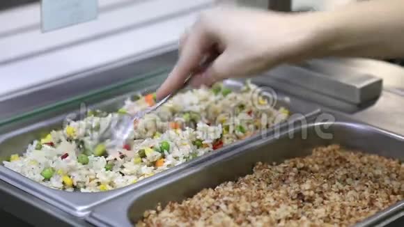 女性手把米饭和蔬菜混合在餐馆里视频的预览图