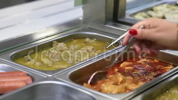 女用手在餐馆里搅拌牛肉酱视频的预览图