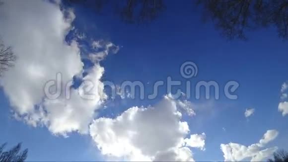 云彩在蓝天上飞舞被阳光照亮视频的预览图