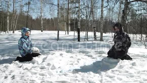 有儿子的年轻父母在雪地上玩耍视频的预览图