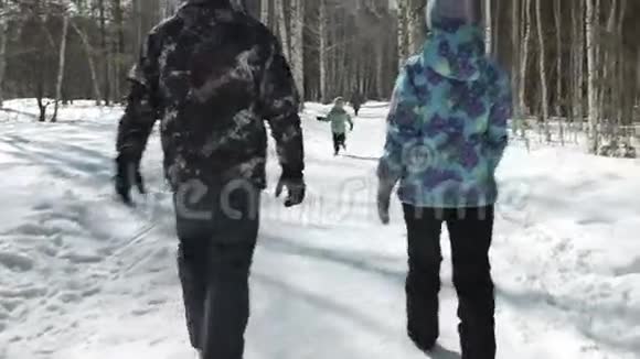 小男孩正在向他的父母跑去背面视频的预览图