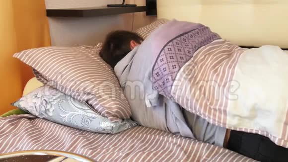 在家睡觉的年轻人的特写镜头视频的预览图
