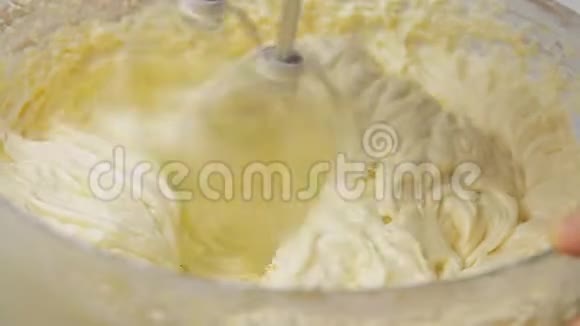 烹饪和混合奶油视频的预览图