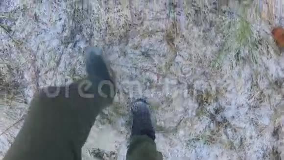 一个走过雪的人的腿POV史提达姆的录像视频的预览图