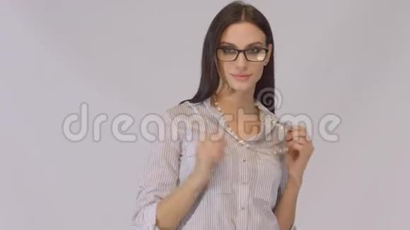 微笑的黑发商务女性穿着白色衬衫和眼镜视频的预览图