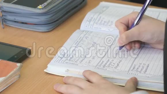 女生在学校日记里写课文视频的预览图