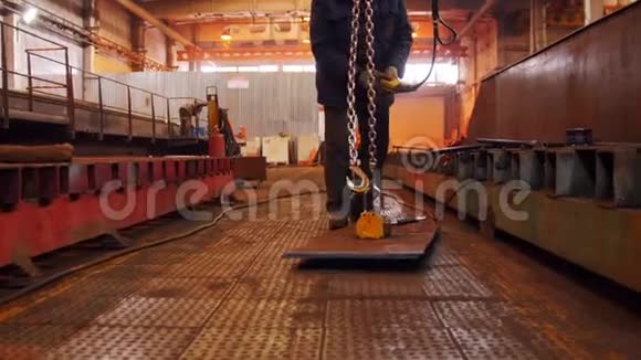 一个在工厂里用起重机械工作的人视频的预览图