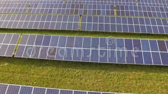 蓝天绿草上的太阳能电池板特写视频的预览图