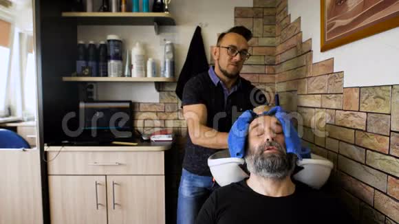 古怪的造型师洗头体面的男人商人拜访他的理发师那会剪胡子视频的预览图